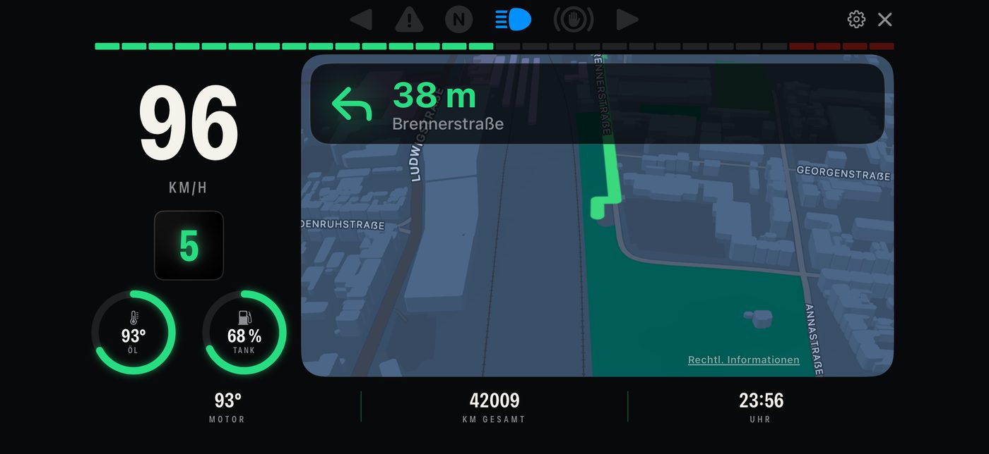 Navigation im Querformat: Tempo und Gang links, die Karte mit Manöverstreifen rechts