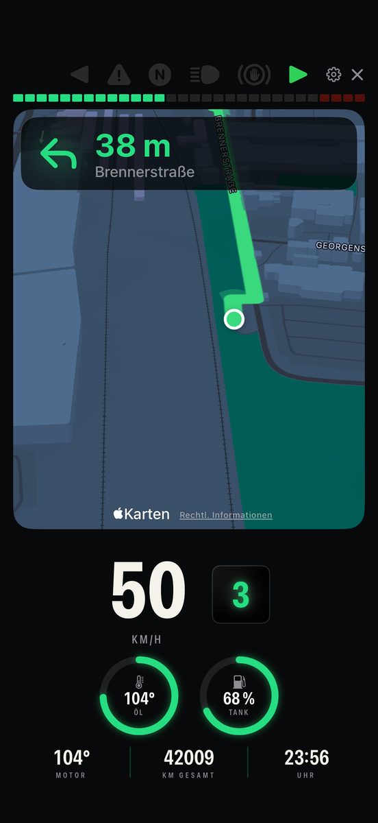 Navigation: Karte mit Manöverstreifen, darunter Tempo, Gang, Öl und Tank