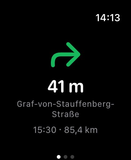 Die Apple Watch zeigt das nächste Manöver: Pfeil, Entfernung und Straßenname, darunter Ankunft und Reststrecke